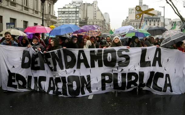 La comunidad universitaria volvió a movilizarse por salarios dignos y mayor presupuesto