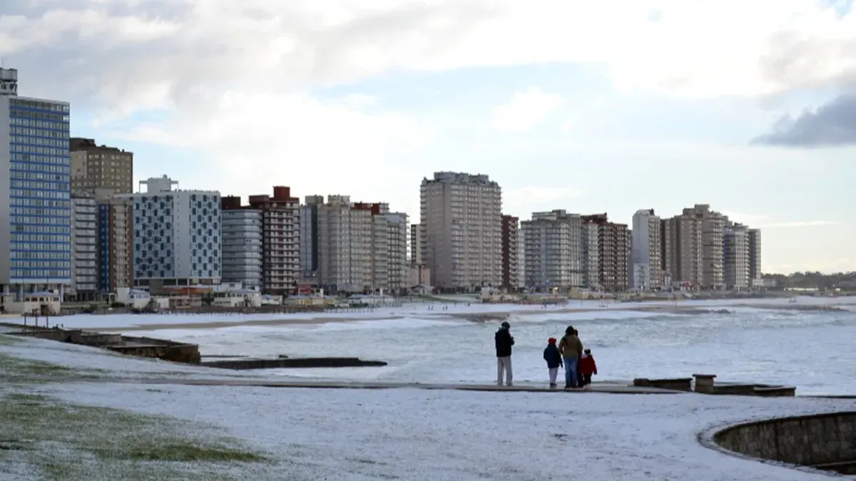 Postales invernales: las playas de Miramar cubiertas de nieve sorprenden a todos