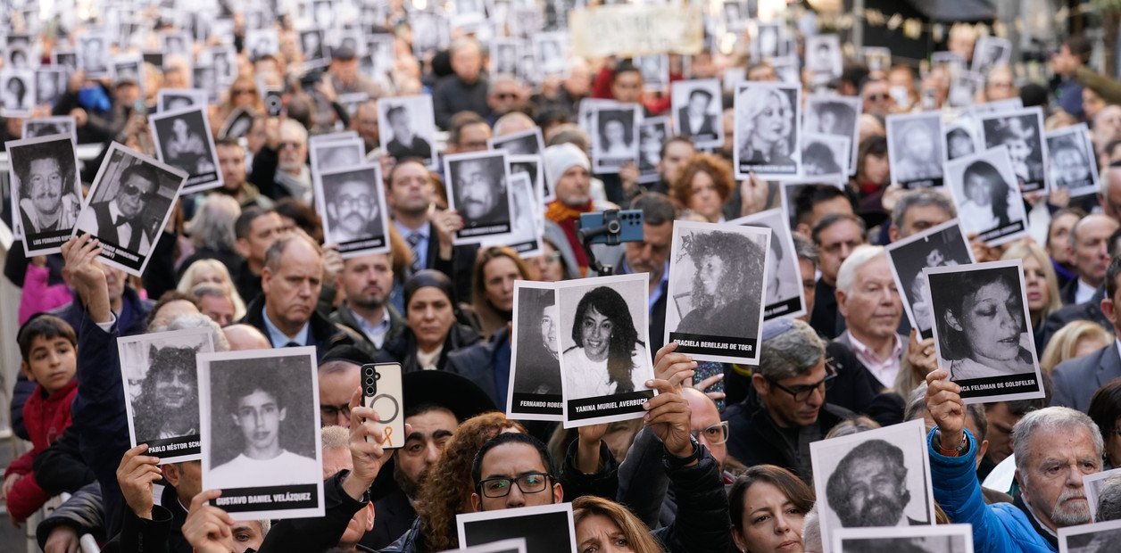 AMIA: el juez Rafecas resolvió avanzar con un juicio en ausencia contra iraníes acusados