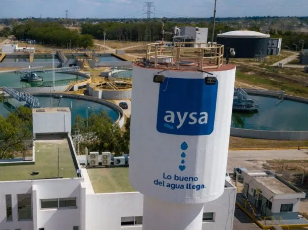 El Gobierno avanza con la privatización de AySA y habilita cortes de agua por falta de pago
