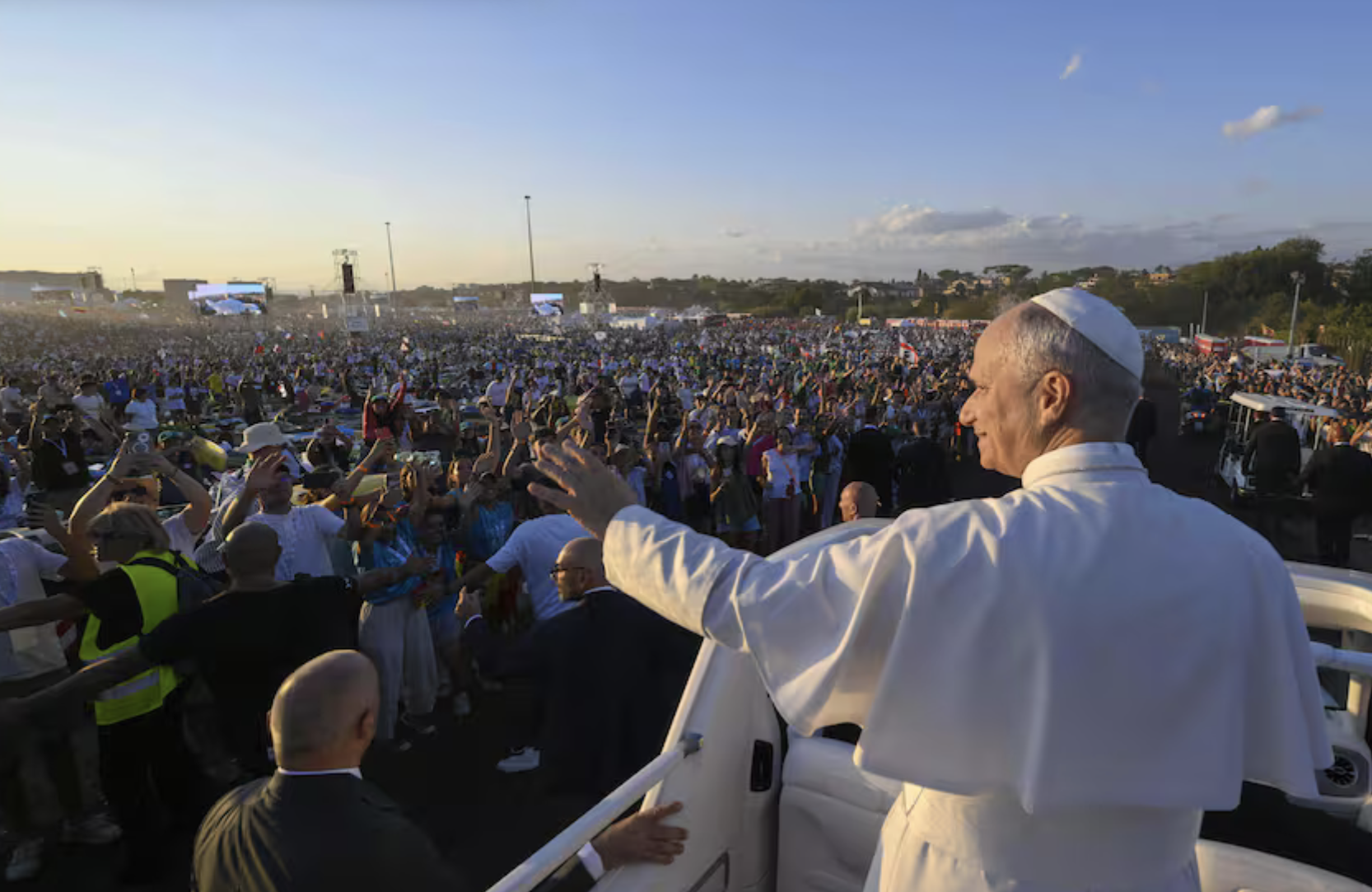 León XIV enfrentó su primer test de carisma en un evento masivo y sorprendió a los fieles con una nueva faceta