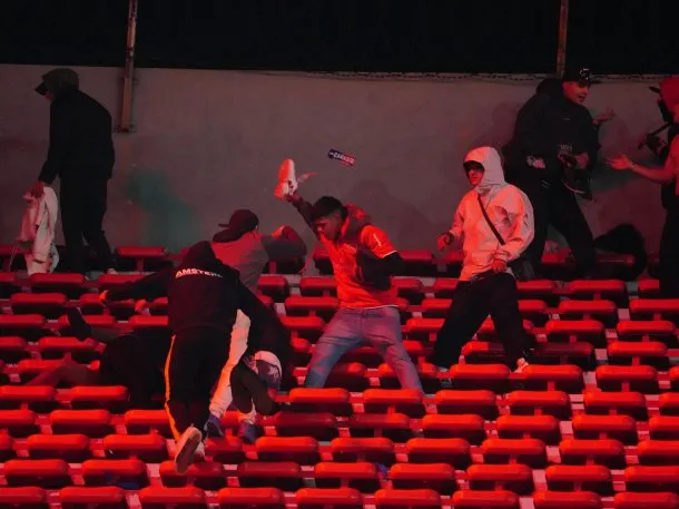 Un hincha chileno en grave estado y 19 heridos tras el ataque de la barra de Independiente