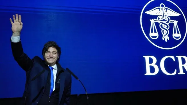 Milei en Rosario: esquivó hablar del escándalo de la ANDIS y prometió un “desplome de tasas” tras las elecciones