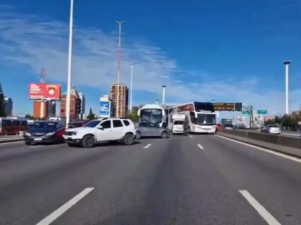 Choque múltiple en la General Paz: diez vehículos involucrados y un herido trasladado al Pirovano