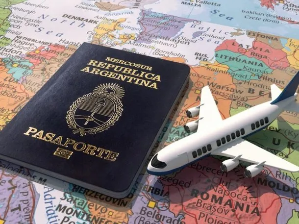 Escándalo por pasaportes defectuosos: miles de argentinos afectados en aeropuertos del mundo