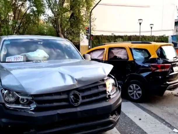 Choque entre una camioneta y un taxi en Almagro dejó dos heridos