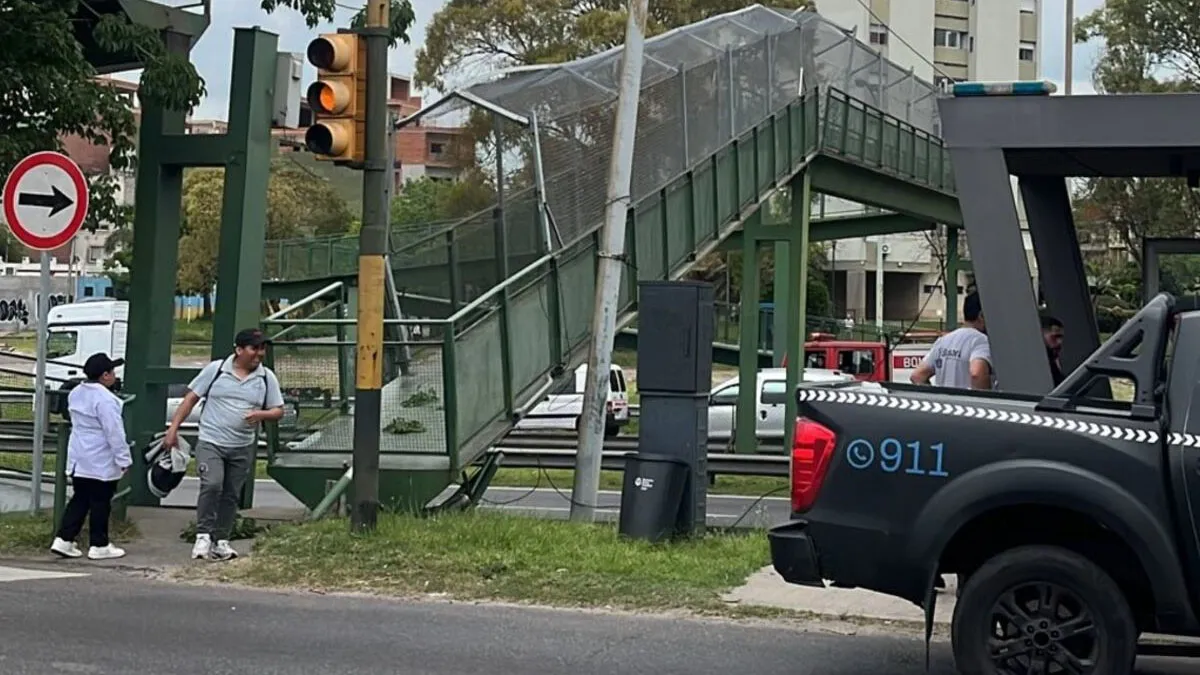 Impactante accidente en la General Paz: se derrumbó un puente tras el choque de un camión