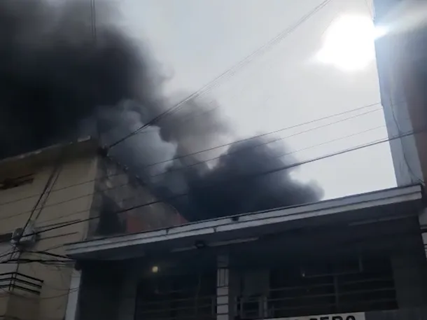 Incendio en Parque Patricios: evacuaron una escuela y edificios por el fuego en un galpón
