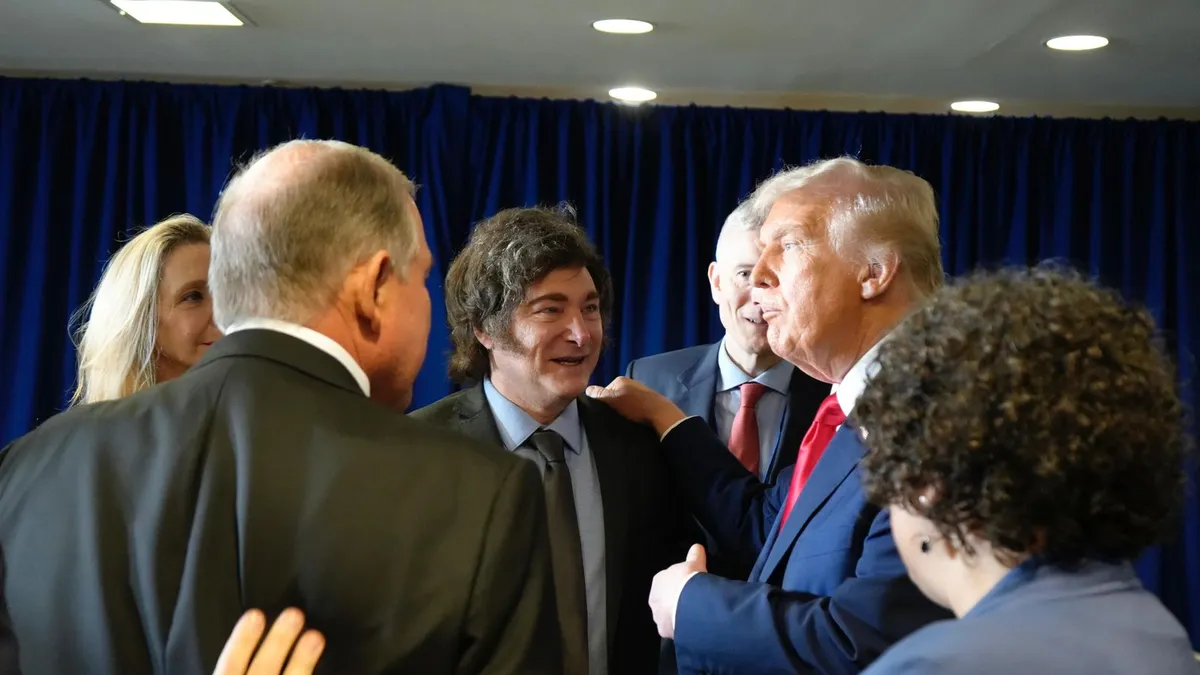 Milei viaja a Washington para sellar su primer acuerdo oficial con Donald Trump y definir el auxilio financiero de EE.UU.