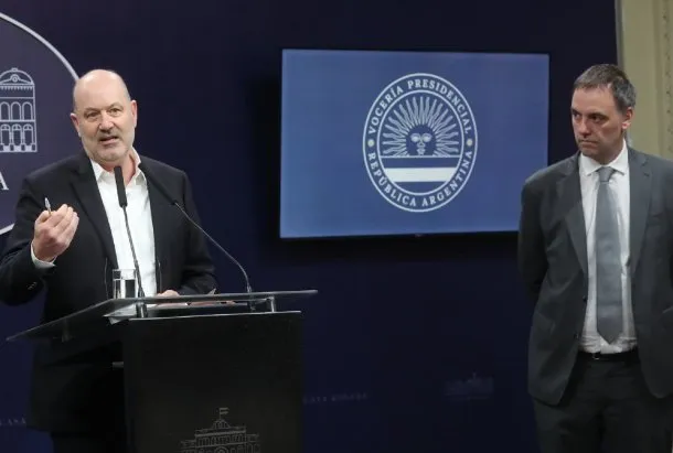 El Gobierno prepara un nuevo ajuste: proyecta recortar otro 10% de la planta estatal en 2026