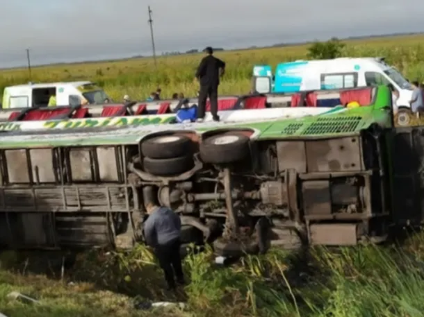 Tragedia en la Ruta 2: un micro volcó rumbo a la Costa y dejó dos víctimas fatales
