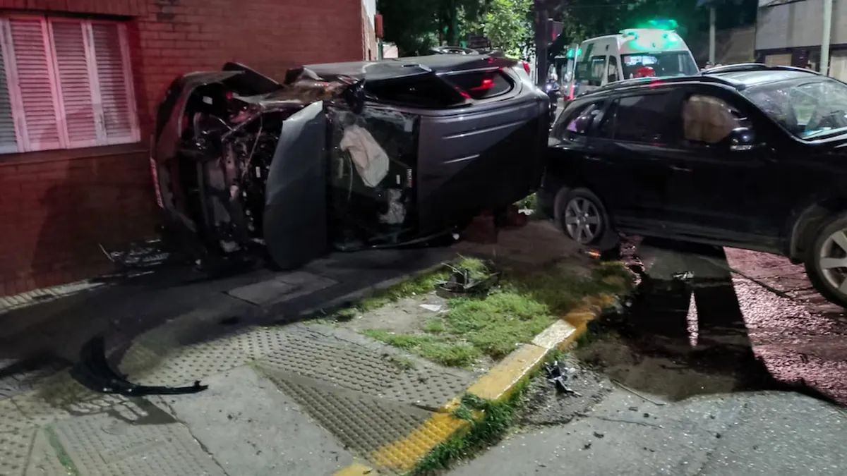 Un vuelco en Bajo Flores dejó cuatro heridos y una familia arrollada en plena madrugada