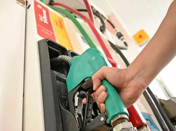 Vuelven a ajustar los impuestos a los combustibles y anticipan nuevos aumentos en naftas y gasoil