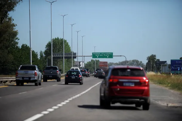 Tomar mate al volante puede costar caro: dónde está prohibido y de cuánto son las multas
