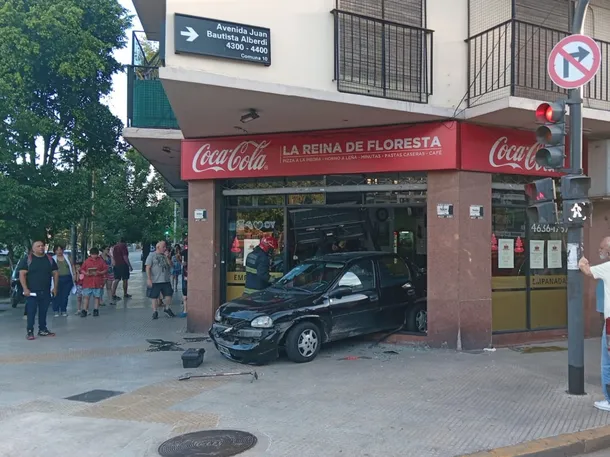 Un auto chocó con un micro escolar y terminó incrustado en una pizzería
