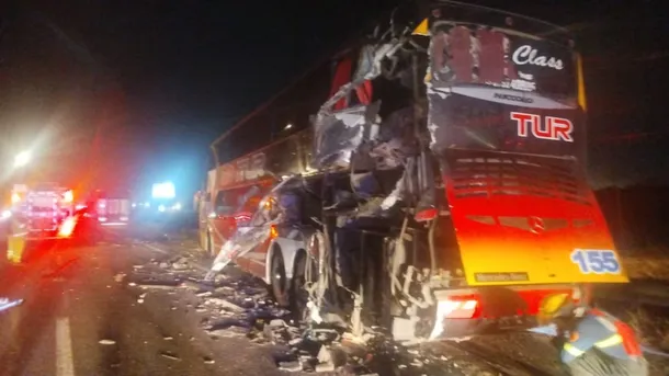 Fuerte impacto nocturno en Campana: un colectivo y un camión chocaron sobre la Ruta 9