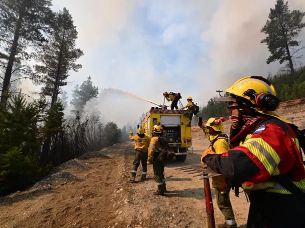 Incendios sin control en la Comarca Andina: evacuaciones, casas destruidas y operativo de emergencia en Chubut