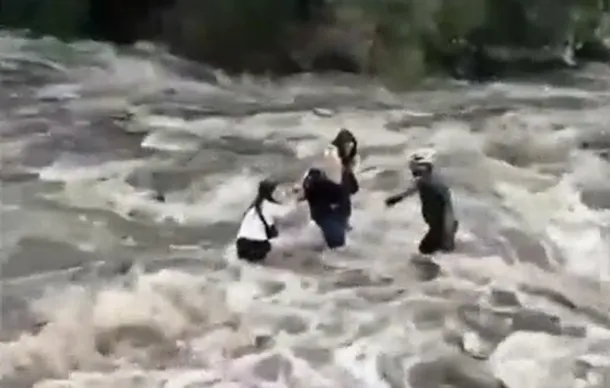 Crecida repentina en San Luis: un ministro se arrojó al arroyo y salvó a dos turistas
