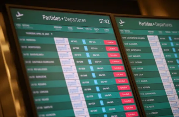 Paro de controladores aéreos: el Gobierno extendió la conciliación obligatoria en plena temporada
