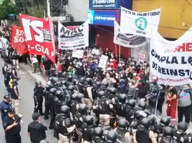 Incidentes en el Puente Pueyrredón: la Policía Federal dispersó con gases a manifestantes