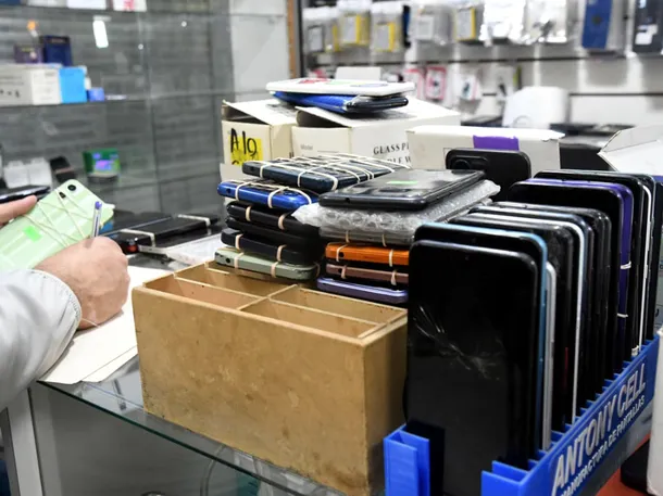 Cayó una red que vendía celulares robados en recitales: recuperaron 49 teléfonos y hubo seis detenidos