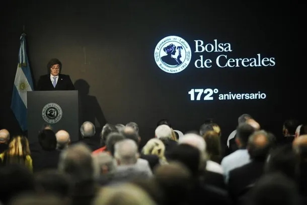 Milei anunció nuevas bajas de retenciones para el agro y prometió eliminarlas en otros sectores