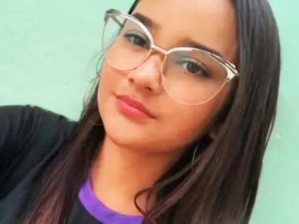Tragedia en Brasil: una adolescente murió electrocutada mientras usaba una planchita para el pelo