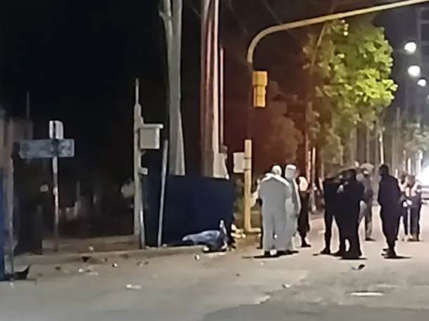 Tragedia en Santiago del Estero: una combi policial chocó contra una familia en moto y dejó dos víctimas fatales