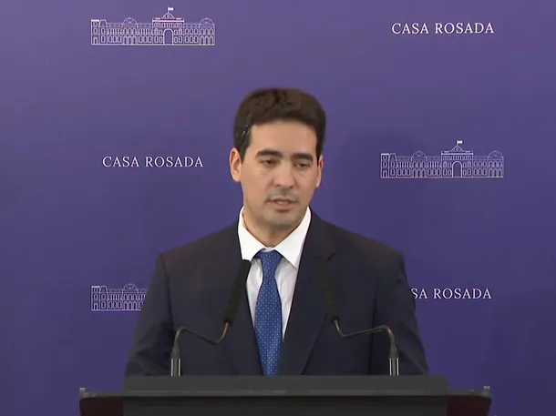 Andrés Ravier debutó como vocero presidencial sin conferencia y evitó responder preguntas