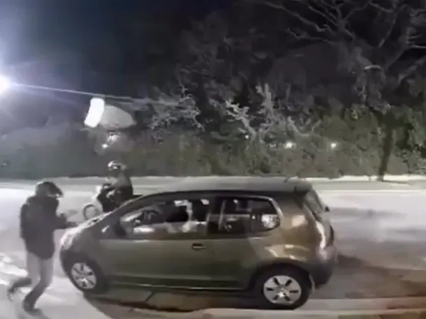 Terror en Mar del Plata: motochorros amenazaron a una mujer armados y le robaron el auto tras un desesperado pedido