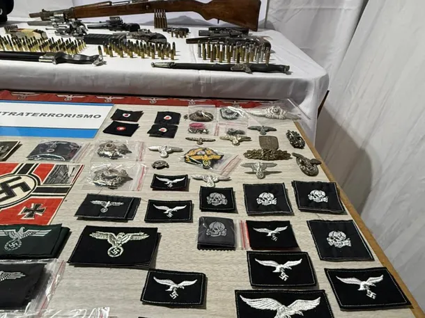Cayó un vendedor de uniformes militares y descubrieron una colección de objetos nazis en su casa