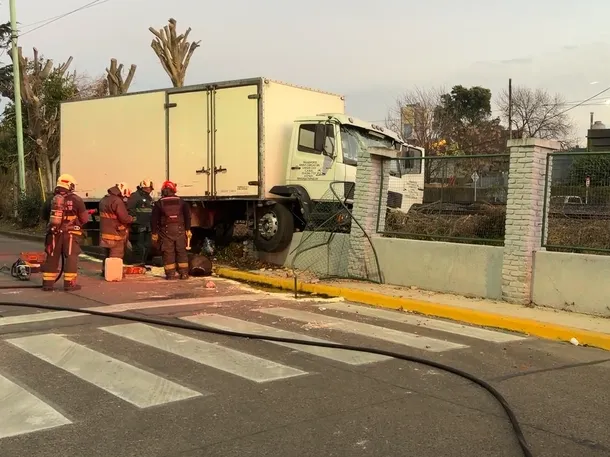 Impactante choque en Villa Devoto: un camión derribó el muro de las vías del tren San Martín