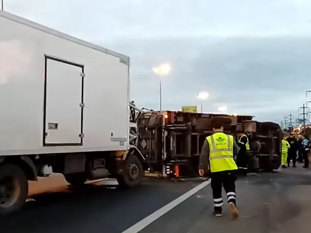 Choque y vuelco de dos camiones en la Panamericana: un herido y importantes demoras en el tránsito