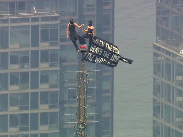 Escalaron el Empire State, desplegaron un mensaje por la paz y terminaron detenidos