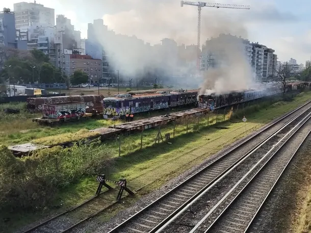 Impactante incendio en Colegiales: un vagón abandonado del tren Mitre fue consumido por las llamas