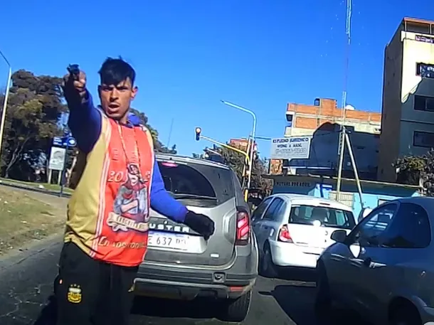 Intento de robo en La Matanza: un delincuente apuntó con un arma a una mujer detenida en un semáforo