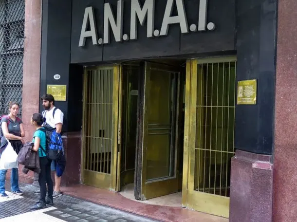 ANMAT prohibió productos de limpieza, lotes de un hierro inyectable y un medicamento en todo el país