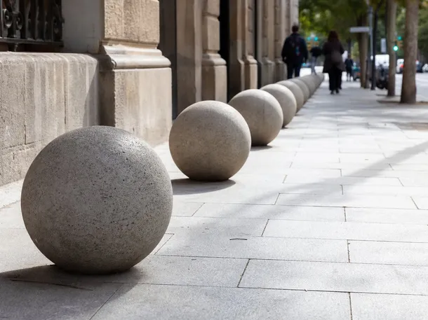 Bolardos de concreto: para qué sirven las “bolas de cemento” que aparecen en calles y veredas