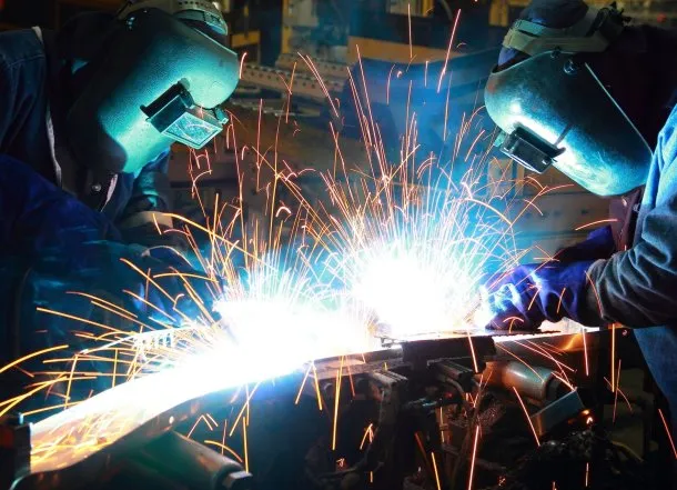La producción industrial volvió a crecer en junio, aunque cerró el semestre con números negativos