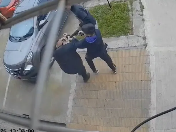 Violento intento de robo en Lomas del Mirador: una pareja forcejeó con tres delincuentes armados