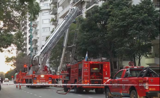 Controlaron un incendio en un edificio de Recoleta: tres personas debieron ser trasladadas al hospitalEl personal médico del SAME brindó asistencia a los damnificados sobre la avenida Callao.