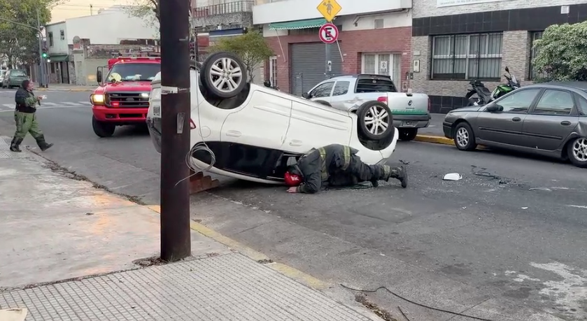 Choque, vuelco y misterio en Villa Lugano: encontraron champagne y energizantes dentro del auto accidentado