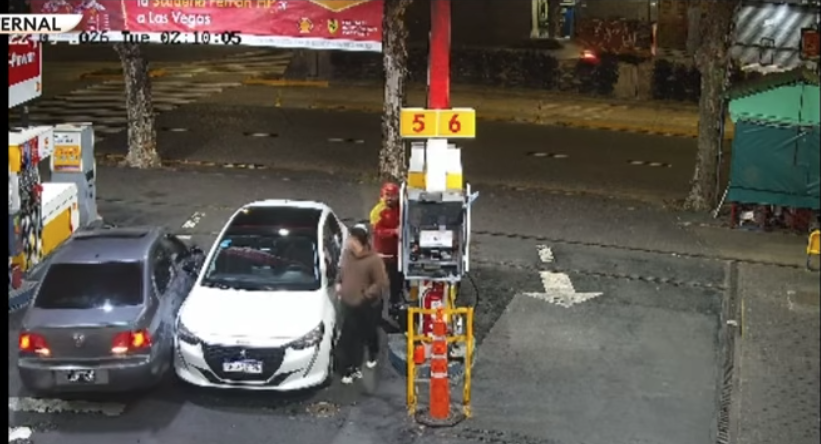 Choque en La Paternal: Pity Álvarez embistió a un auto que cargaba nafta en una estación de servicio
