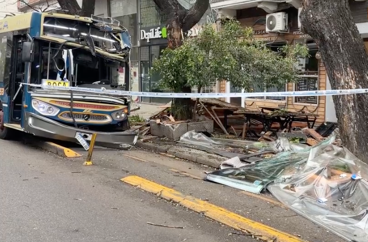 “Pudo ser una tragedia”: un colectivero se descompensó, se metió en la vereda en Palermo y destrozó un restaurante