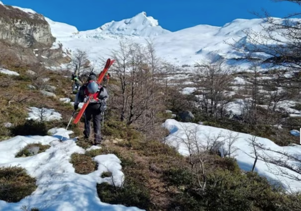 Avalancha fatal en el sur: una esquiatriz francesa falleció en el Cerro Crestón y rescataron a su compañero