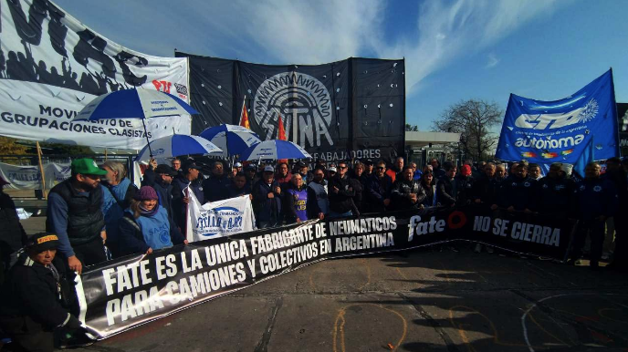 Conflicto en FATE: la Justicia frenó el desalojo y se extiende la permanencia de los trabajadores en la planta