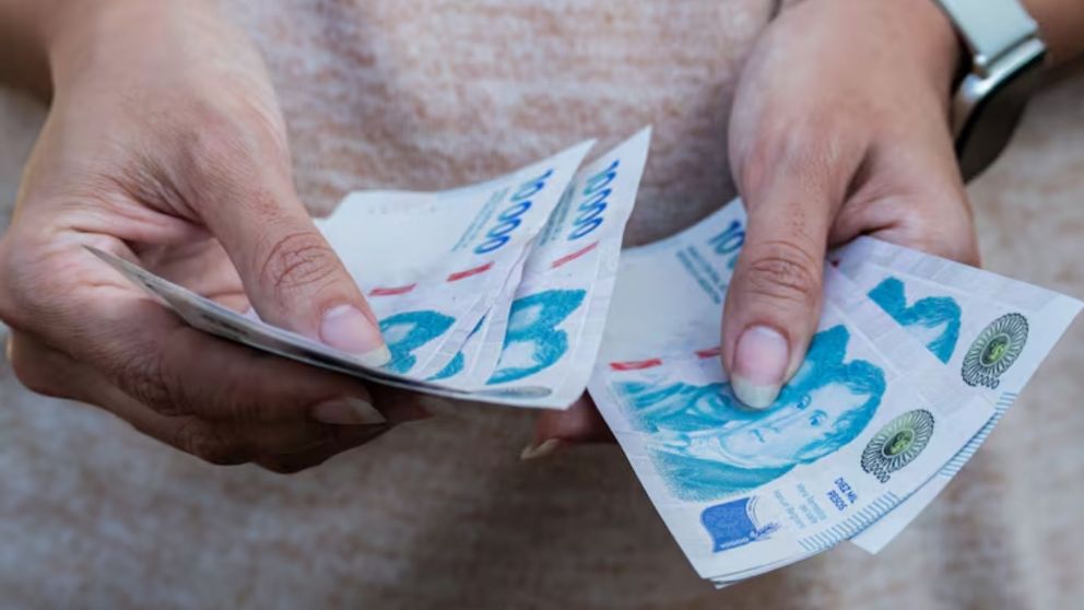 Camioneros acordó un bono de $1,2 millones y aumentos salariales hasta febrero de 2027