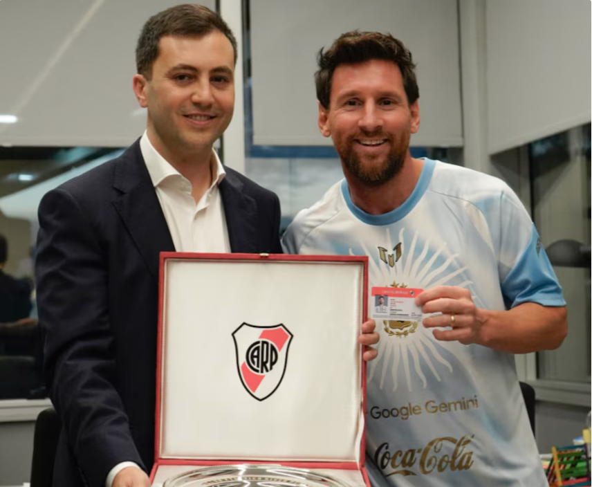 Homenaje de lujo: River nombró a Lionel Messi socio honorario y revolucionó las redes con un detalle mundialista en su carnet