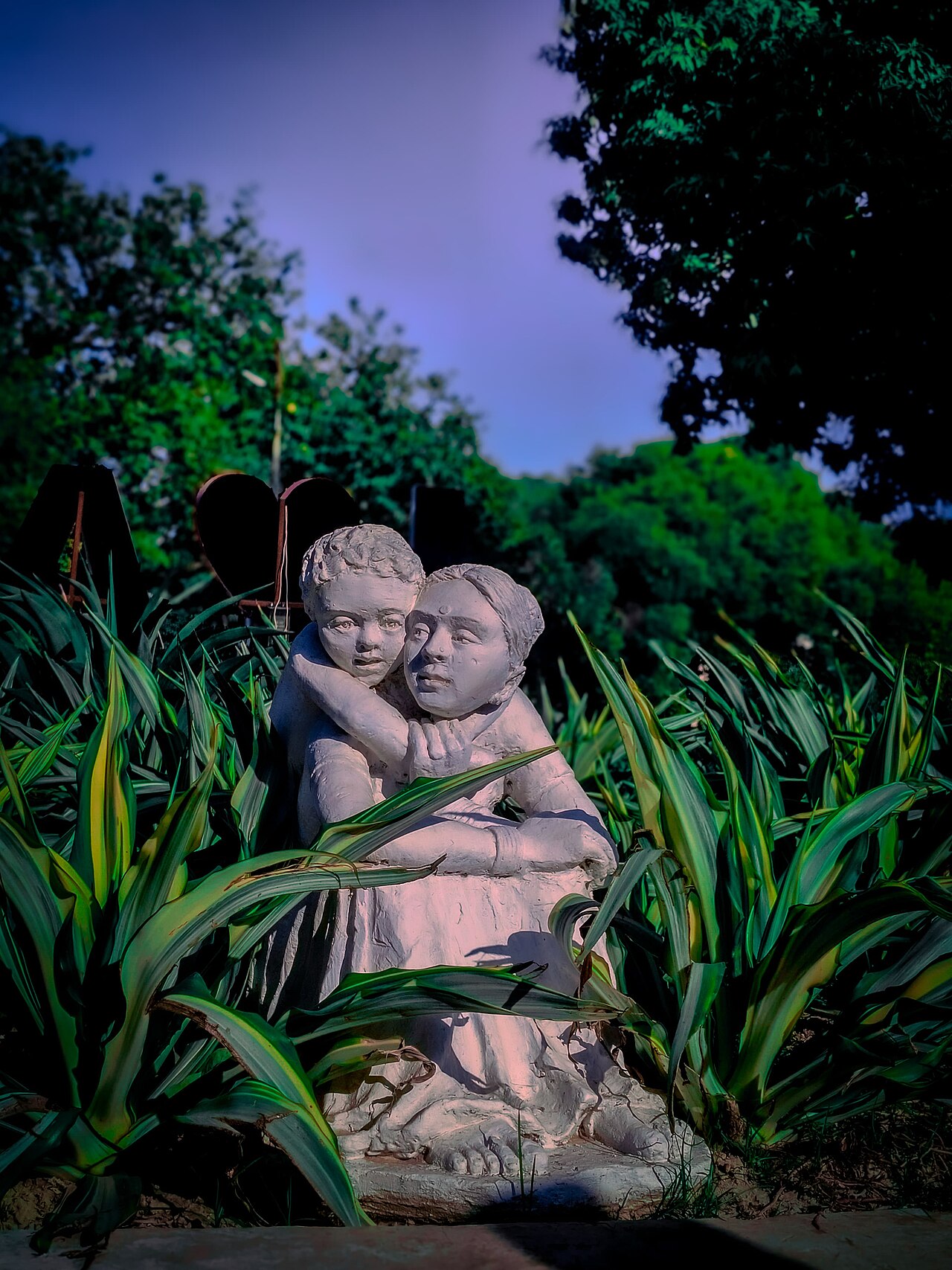 Un niño abraza a su mamá en un jardín