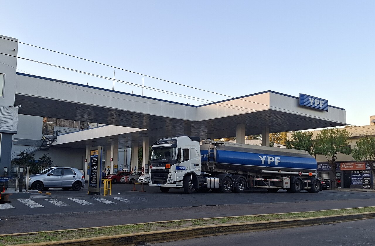 El Gobierno volvió a postergar la suba del impuesto a los combustibles hasta diciembre